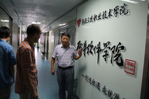 校長游敏（右一）、董事長陳相陽（右二）查看教學場所